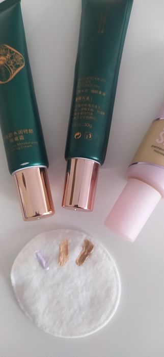 Kosmetyki - korektor, fluid, krem BB, paletka cieni