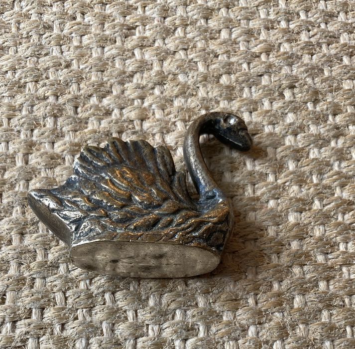 Cisne com plumas para cocktail em metal vintage