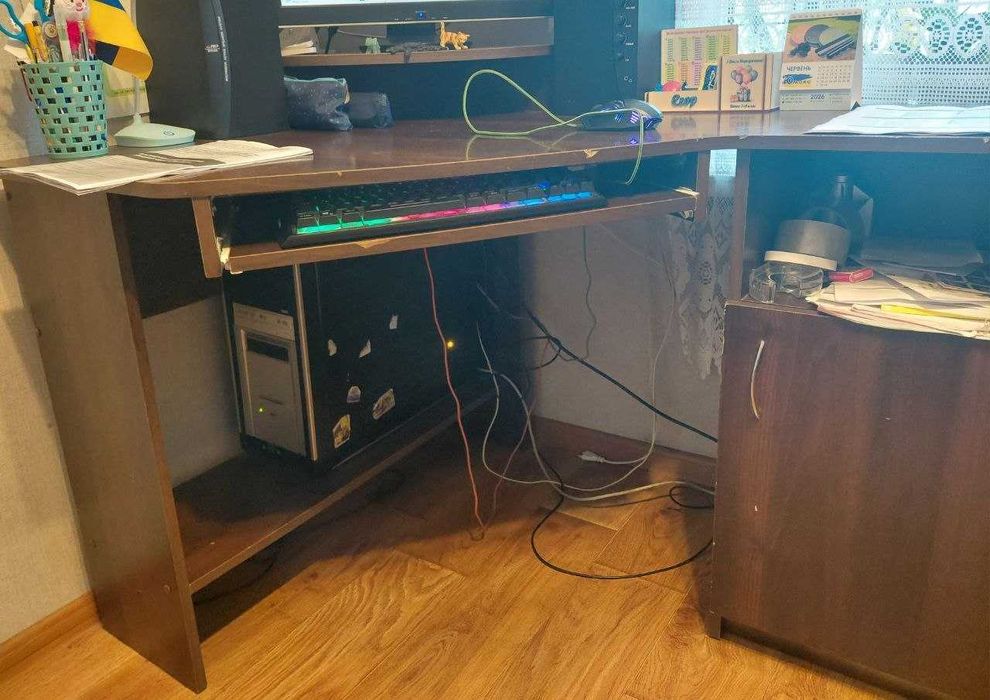 Письмовий комп'ютерний стіл та шафа