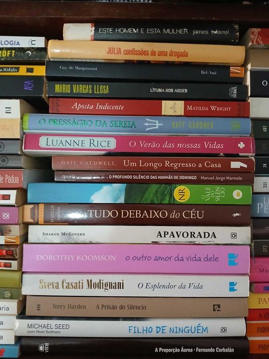 Vários livros, romances, poesia, astrologia, ficção, não ficção, ...