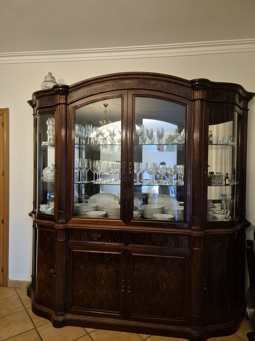 Conjunto cristaleira + mesa com 6 cadeiras em madeira