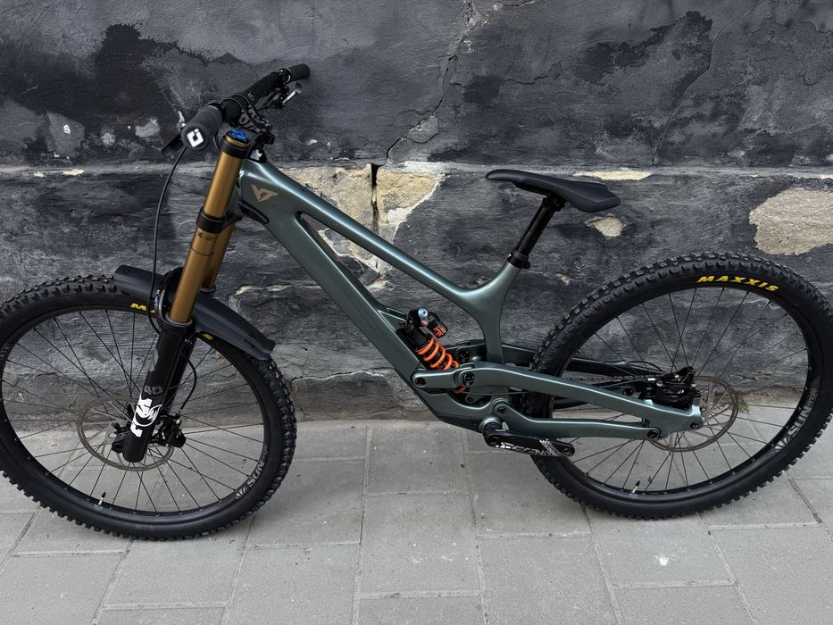 YT Tues 2024 29’ fox40 dhx sram code slv gx carbon