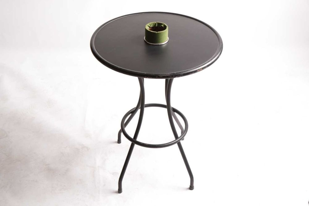 Mesa de metal preta com cinzeiro - Qtd. 7 Und.