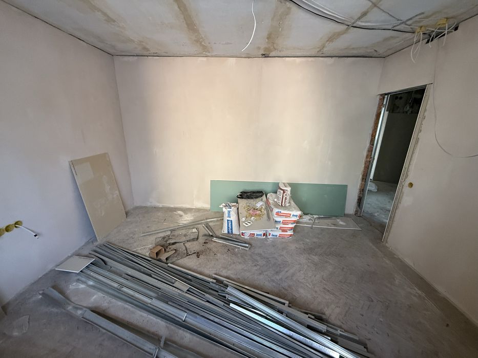 Центр міста. 2 поверх. 82м2. Частковий ремонт. Цегляний будинок