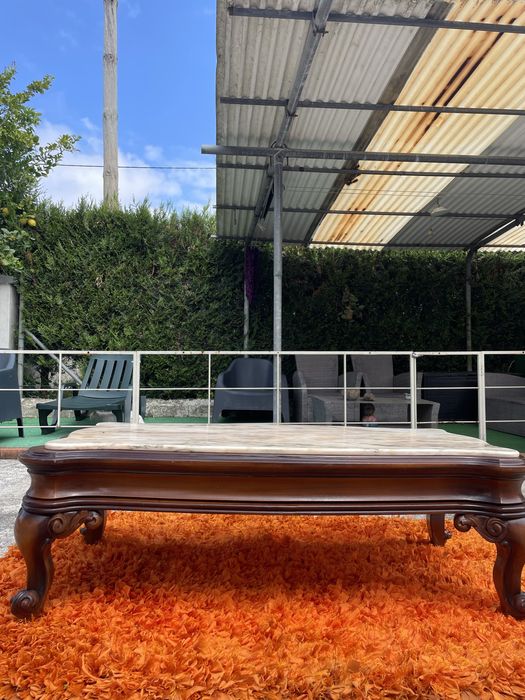 Mesa de marmore detalhada