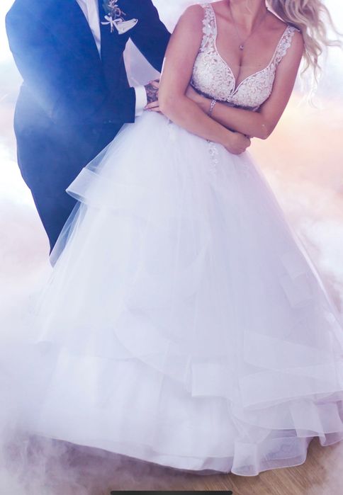 Piękna, błyszcząca, biała suknia ślubna