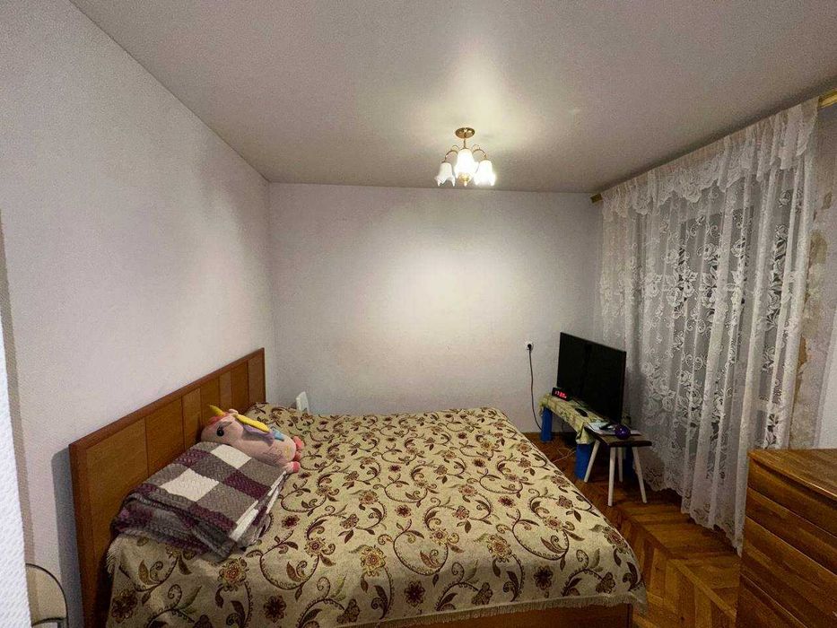 Продам  4к.квартиру в Центре"S=92м2"Князя  В.Великого-15"Б"