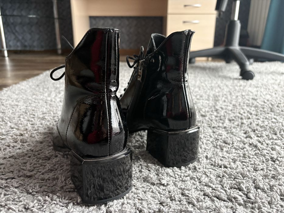 Продам стильні лаковані черевики на шнурівці демісезон ідеальний стан!