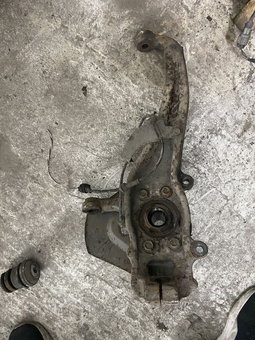 Цапфа передня передняя Nissan Navara D40 Pathfinder R51