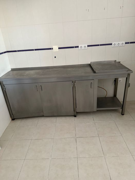 Varias Bancadas inox e balcão de inox com motores de frio