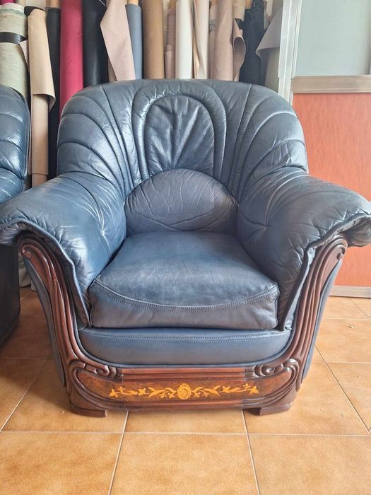 Conjunto de sofá e cadeirão de couro como novos para desocupar