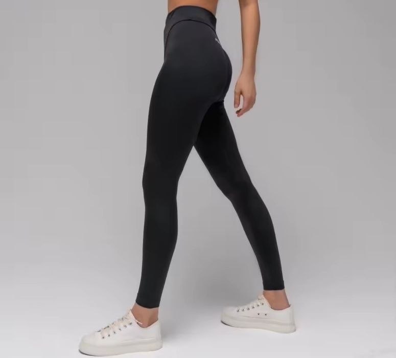 Жіночі чорні легінси