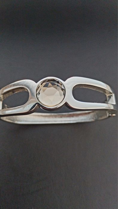 Масивний жіночий браслет із великим кристалом