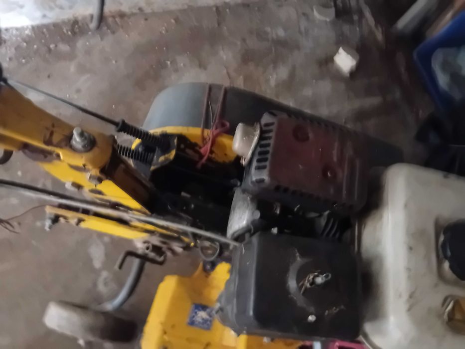 Moto cultivador em bom estado para desocupar.