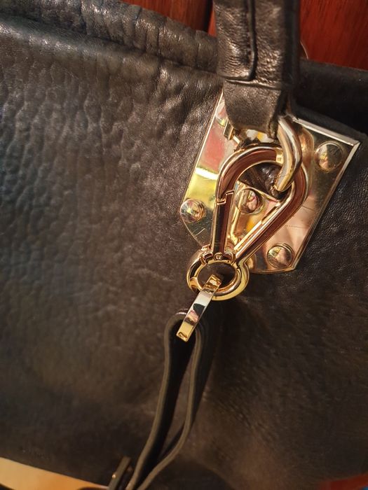 Mala preta com muita classe, pele verdadeira