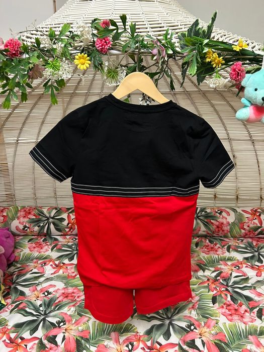 Conjunto T-shirt e calções para rapaz