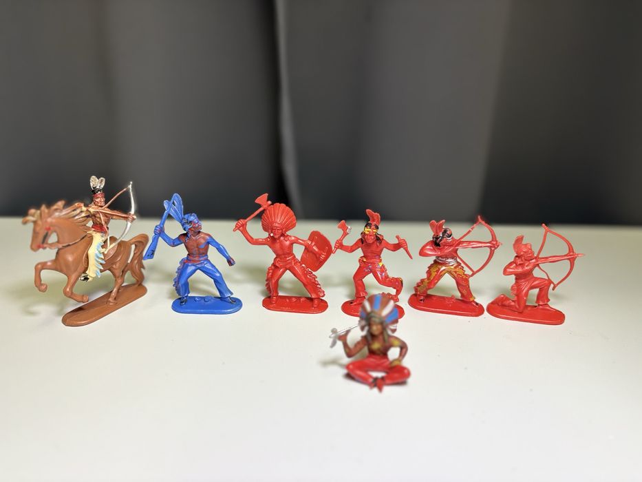 Продаются фигурки ковбоев,индейцев  Höfler