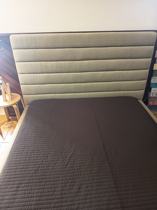 Cama com estrado e colchão 200cm X  180cm