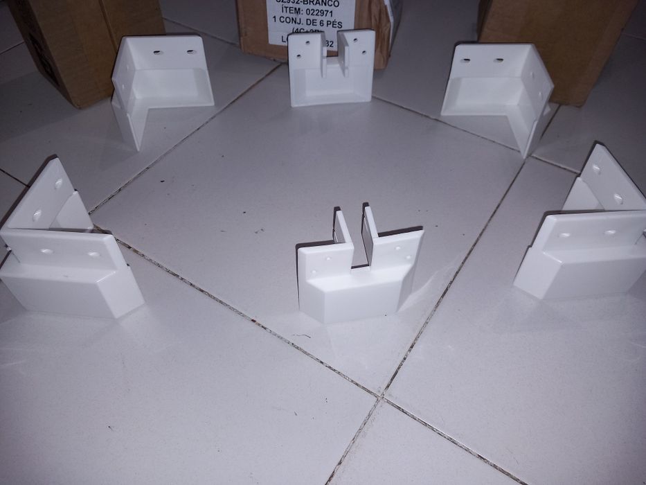 3 caixas novas com 6 conjuntos de pés para armário ou roupeiro
