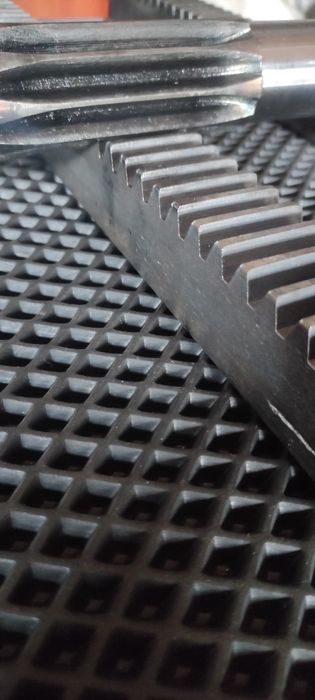 Є в наявності Рейка та вал для дровоколу