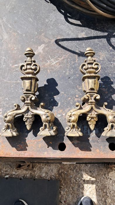 Duas peças antigas em latão, denominadas de Andirons, para lareira.