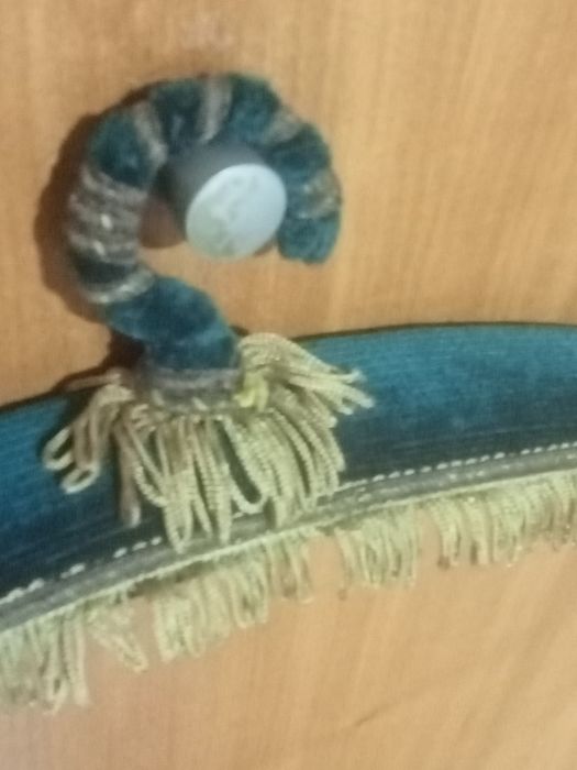 Belo cabide vintage em veludo com franjas