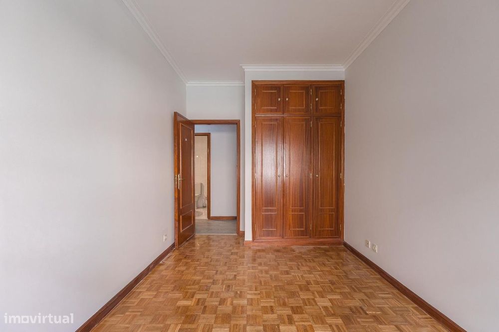 Apartamento T1 com Varanda em Canelas
