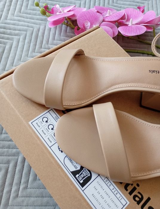 Klasyczne beżowe sandały na stabilnym słupku Amazon Essentials  39 na wesele eleganckie