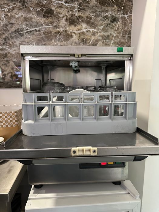 Máquina de lavar copos profissional Kromo – compacta e ideal para bar/café