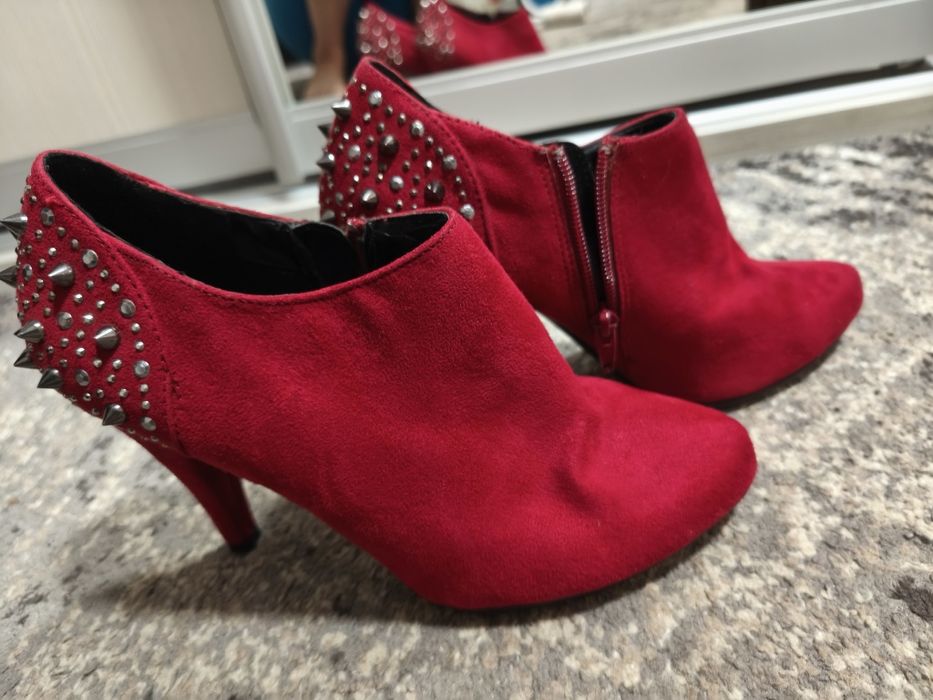 Черевики осінні червоні