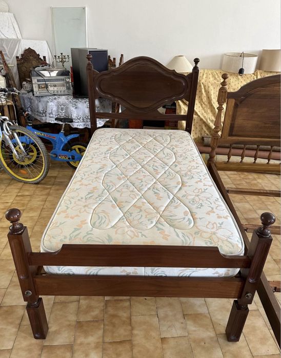 Cama de Solteiro em Madeira Maciça