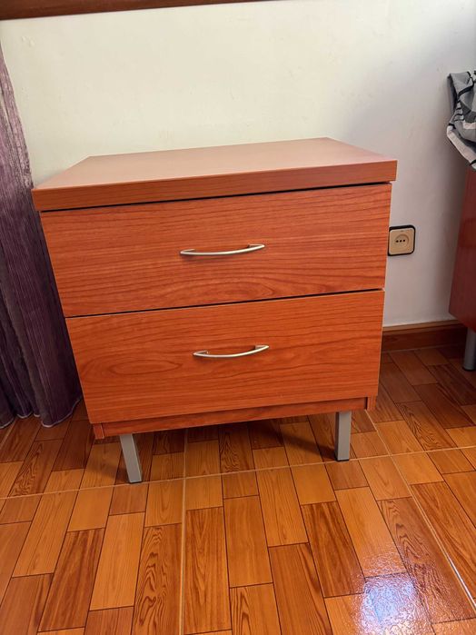 Duas mesas de cabeceira em bom estado