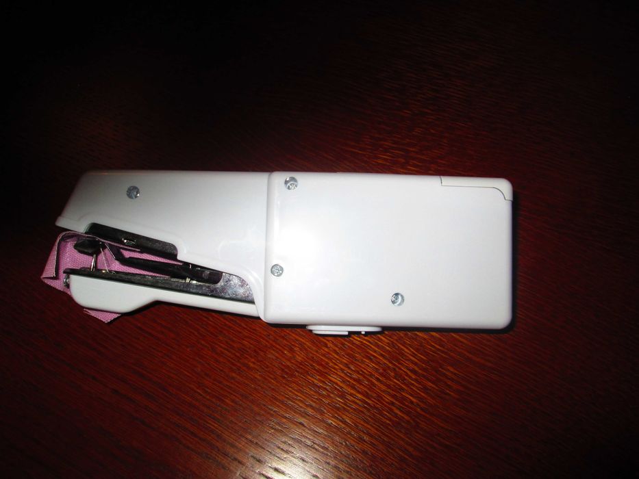 Sprzedam ręczną maszynę do szycia na baterie