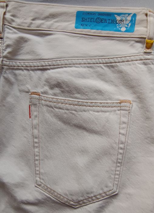 Чоловічі білі джинси від модного бренду Shield Denim.