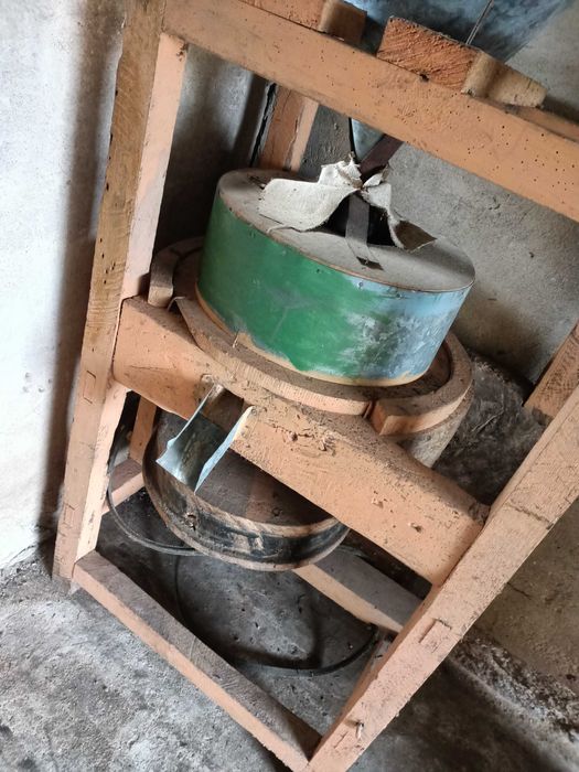 Stare Żarna młyn do zboża śrutownik młyn do mielenia ziarna zabytek