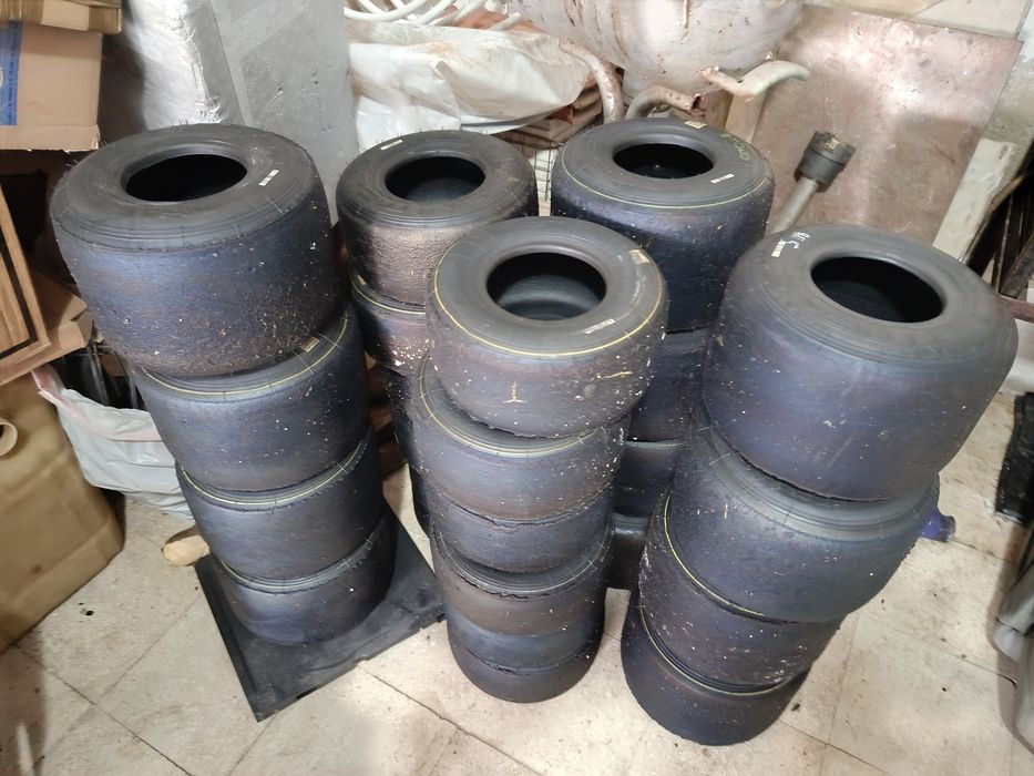 2 karting + atrelado segundo piso vai para baixo tudo impecável