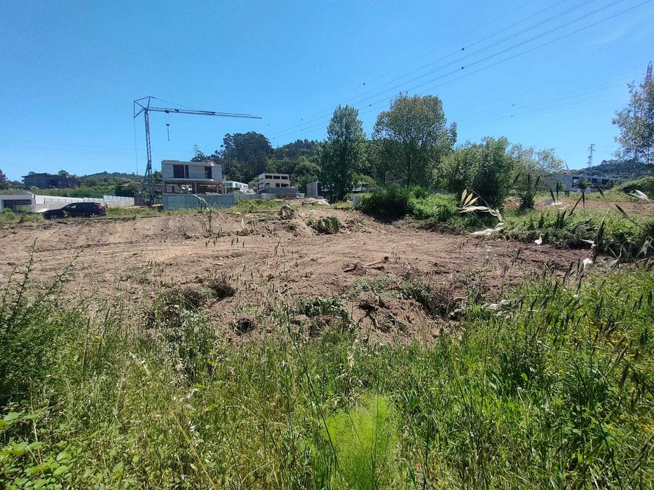 Terreno urbano, para construção de moradia de gaveto em Palmeira, Braga