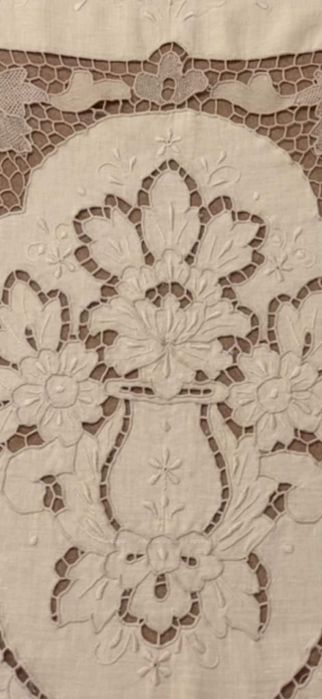Magnífica toalha de mesa em linho e renda de Veneza, uma verdadeira obra de arte artesanal!