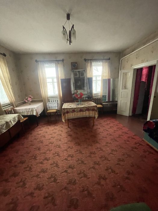 Добротна садиба , індивідуальне опалення , велика ділянка