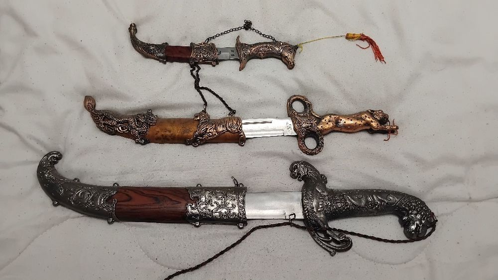 Punhais réplicas e polvoreira