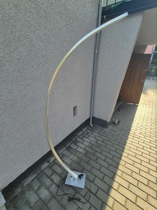 Lampa podłogowa z regulacją światła