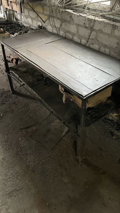 Продам стол металлический слесарный.