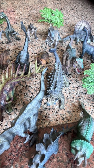 Conjunto de 19 dinossauros e 5 arvores