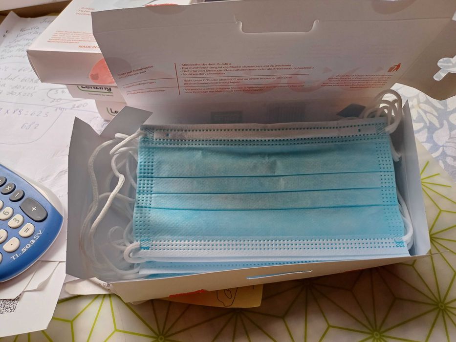 Захисні маски для дихання.