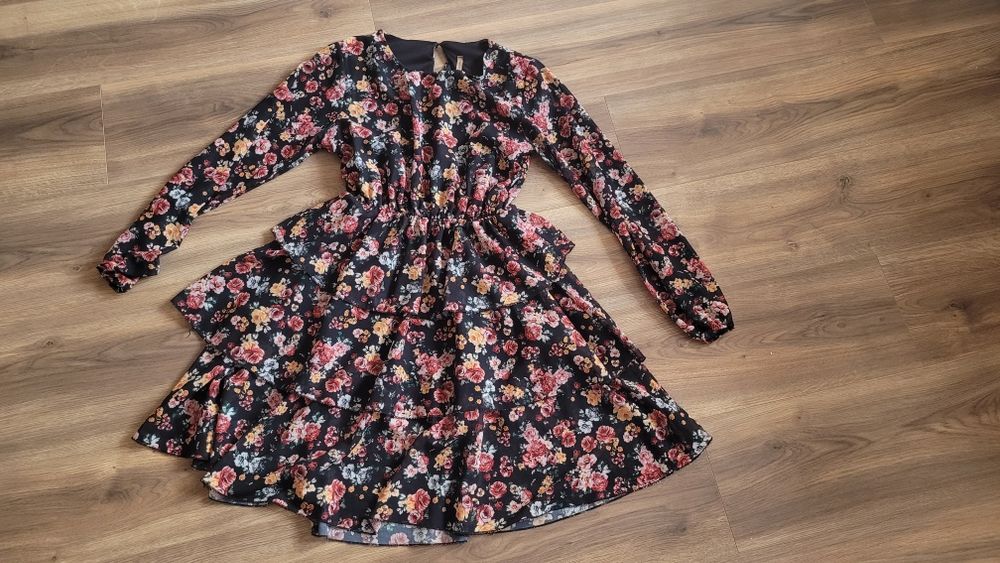 Sukienka w kwiaty z falbankami