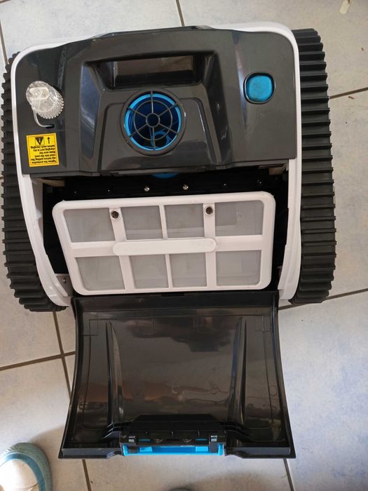 Nowy robot basenowy WYBOT Osprey 700 - super czyści ściany i dno basenu