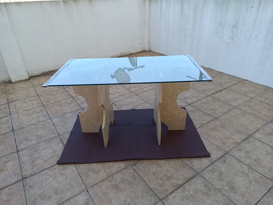 Mesa com pés em pedra e tampo de vidro biselado