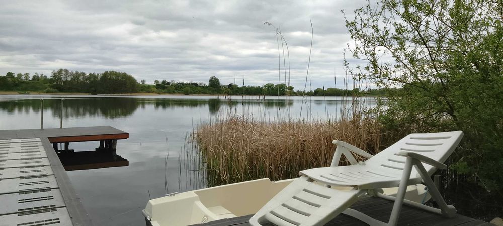 Domek całoroczny nad jeziorem z działką i prywatnym pomostem.
