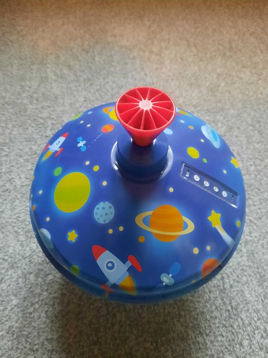 Zabawka bąk led kosmiczny dla dzieci 1+ w dobrym stanie świeci huczy