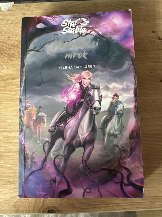 Książka star stable „nadchodzi mrok”